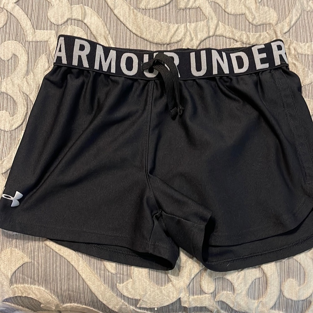 Under armor heat gear youth medium shorts